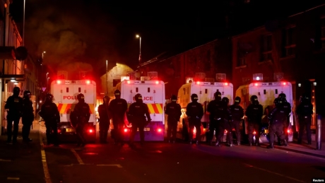 Haosul se extinde în Irlanda de Nord: un nou oraş din nordul țării, scena protestelor violente anti-imigranţi 