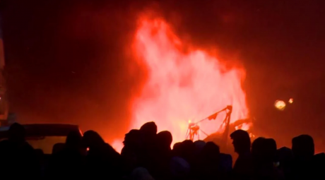 Tensiuni extreme în Irlanda de Nord: violențe, tunuri cu apă și drumuri blocate în urma arestării celor doi adelescenți români