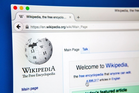 Wikipedia ia o decizie radicală: platforma interzice rezumatele generate cu AI. Care e motivul