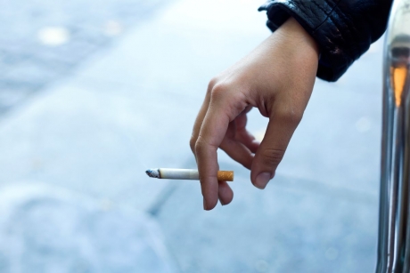 Sfârșit tragic: un bărbat decedat şi altul rănit într-un incendiu declanşat de la o ţigară