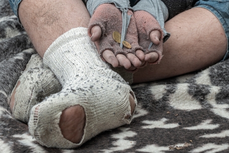Femeie cu dizabilități, trimisă cu forța să cerșească. Agresorul a fost reținut