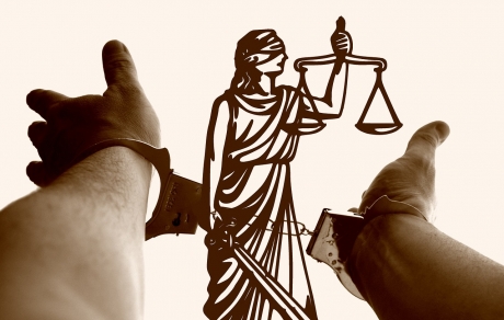 Procuror în slujba abuzului: A fost reținut după ce s-a aflat că a distrus probe pentru a scăpa un preot de dosarul de viol asupra unei minore