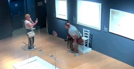 VIDEO Muzeul Palazzo Maffei din Verona depune plângere după ce un turist distruge 'Scaunul lui van Gogh'