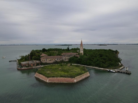 FOTO Insula interzisă de lângă Veneția. Locul unde se mai aude ecoul suferinței în timp ce calci pe cenușa celor incinerați