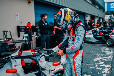 Românul de 16 ani care uimește Formula 4. În acest week-end este la Monz
