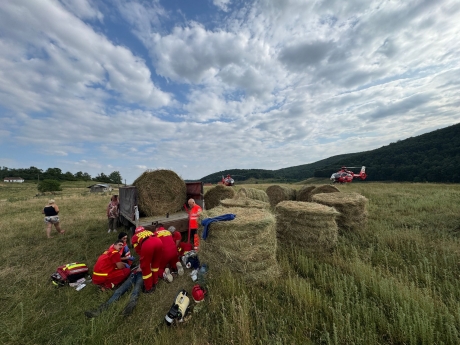 Două elicoptere SMURD au intervenit de urgență în Timiș: Un bărbat a murit după ce un balot de paie s-a prăbușit peste el