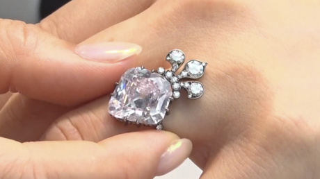 Un diamant regal face istorie: suma obținută la o licitație, pe bijuteria ce i-ar fi aparținut reginei Franței, Maria Antoinette, spulberă recordurile