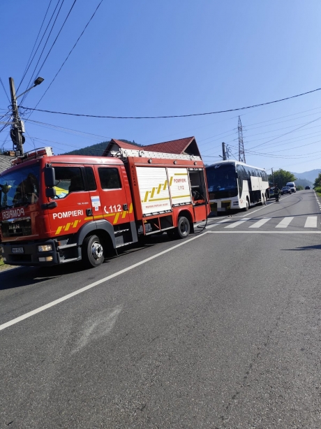 FOTO Incendiu la un autocar aflat în mers pe DN 15: În interior se aflau 43 de persoane