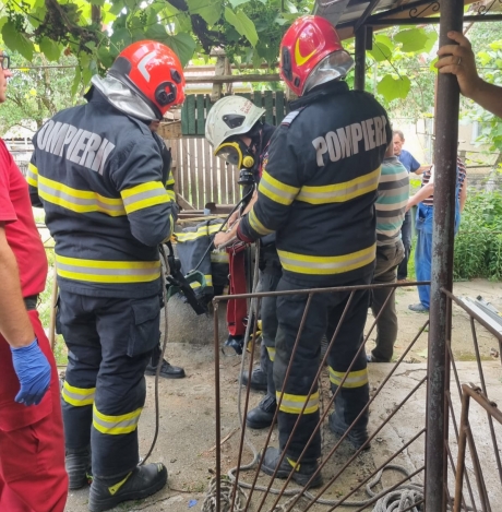 Aproape de o tragedie: femeie de 73 de ani a căzut în fântâna adâncă de 13 metri din curte