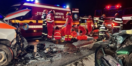 VIDEO Accident deosebit de grav pe E58: O ambulanță și un autoturism s-au lovit violent - Două persoane au decedat, iar alte patru au ajuns la spital