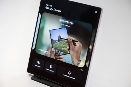 Samsung pregăteşte cel mai subţire telefon pliabil din seria Galaxy Z, pentru a ţine pasul cu rivalii chinezi, în timp ce Apple intră pe piaţă