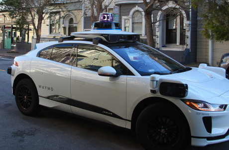 Viitorul e aici! Tesla lansează serviciul de taximetrie în regim de autopilot, fără şofer la volan
