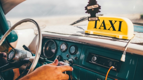Agresorul unui taximetrist, arestat preventiv pentru tentativă la tâlhărie după ce a încercat să-l sugrume și l-a amenințat cu 'banii sau viața'