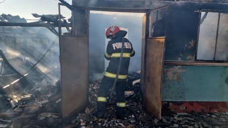 FOTO Incendiu devastator în Giurgiu: Două proprietăți și un parc auto au luat foc - Mai multe animale au fost surprinse în incendiu