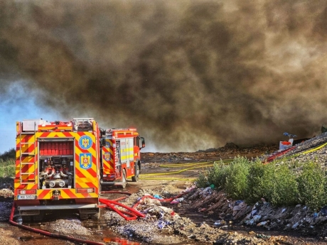 Autorităţile din Dâmboviţa propun declararea stării de alertă, în urma unui amplu incendiu care a cuprins groapa de gunoi de la Aninoasa