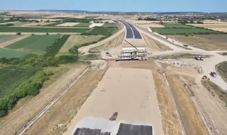 VIDEO Constructorul român a intrat în viteză turbo: Pe segmentul 'Bechtel' din Autostrada Transilvania s-a ajuns la asfalt