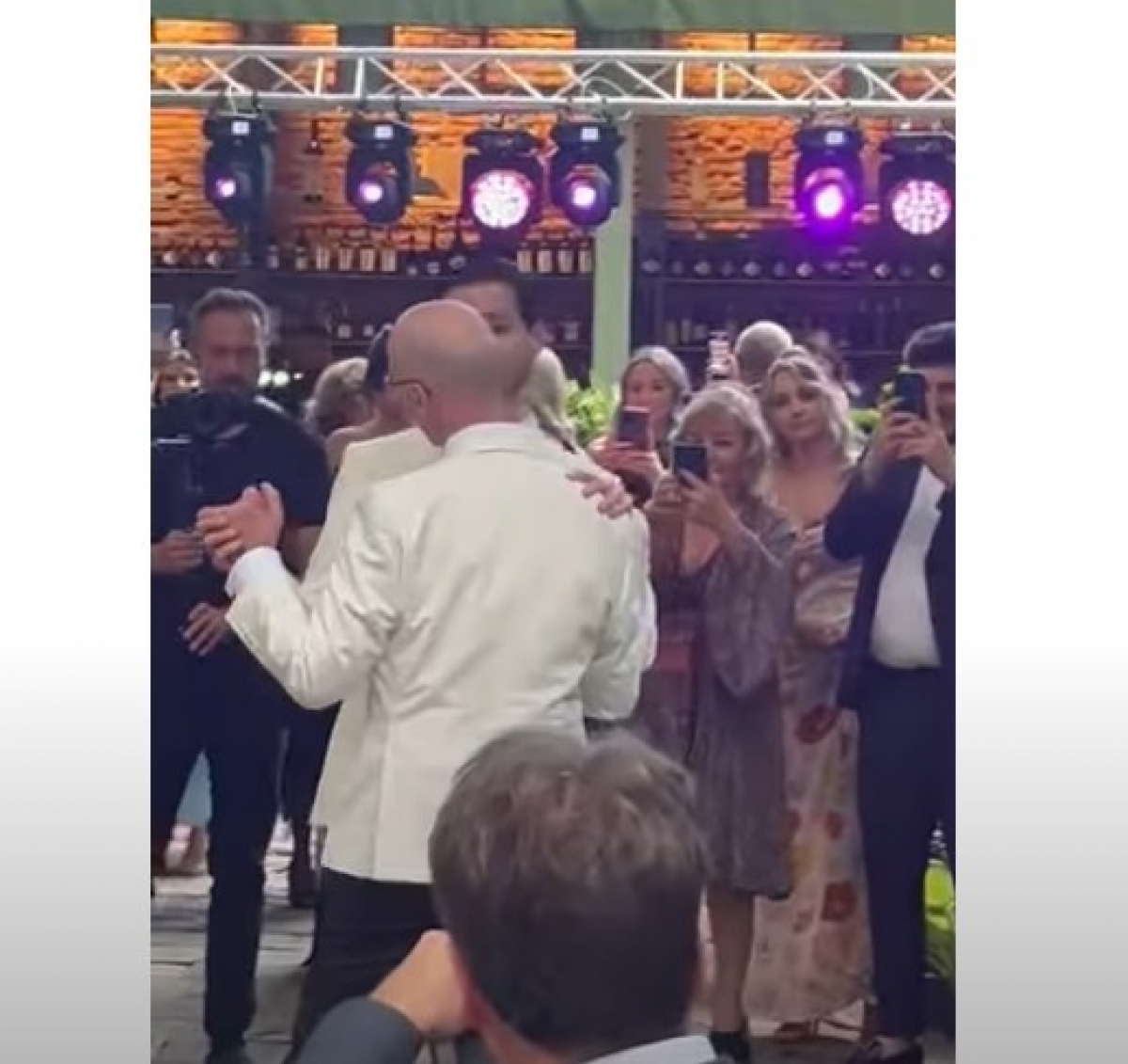 VIDEO Nuntă gay în România: dansul 'mirilor', aplauze și priviri curioase