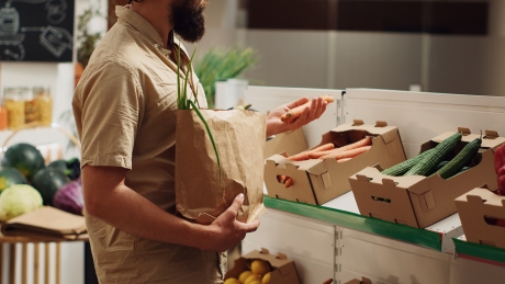 Trei bărbați au golit rafturile unui supermarket de produse în valoare de peste 3.600 de lei. Doar că 'au uitat' să plătească