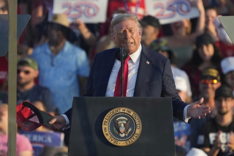 Trump preferă taxe vamale simple în locul negocierilor complexe și va trimite scrisori către țări