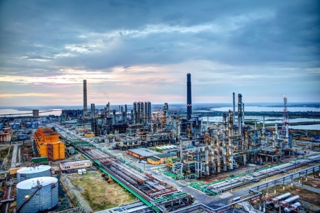 Compania KazMunaiGas testează o nouă centrală electrică cu turbină pe gaz la rafinăria Petromidia din România