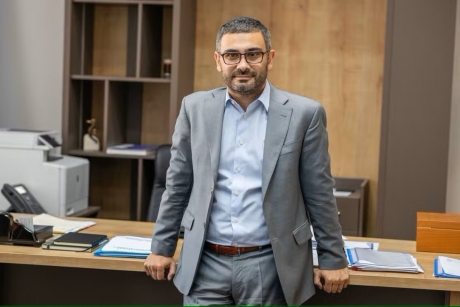 Le Monde: În România, pentru prima dată, un rom a fost numit ministru