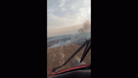 MAI-ul a trimis artileria grea să stingă focul în Delta Dunării - Un elicopter Black Hawk a intrat în 'luptă'