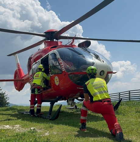 Salvare la limită pe 'acoperișul' României: Bărbat căzut în prăpastie la 100 de metri adâncime, recuperat cu elicopterul