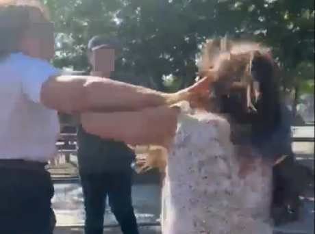 VIDEO Un client a fost luat la bătaie de către un angajat McDonald's. Momentul a fost filmat și video s-a viralizat