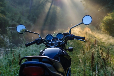 Inconștiență pe două roți: Motociclist rănit grav după ce a căzut într-un șanț. Era sub influența alcoolului și drogurilor și nu avea permis