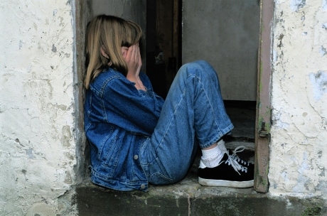 Copilărie furată: Un bărbat a ajuns după gratii după ce a violat o fetiță de doar 13 ani