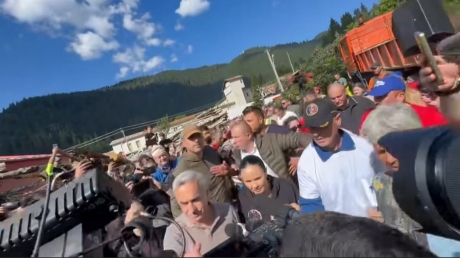 VIDEO-FOTO Interlopi cunoscuți din țară, aduși de Călin Georgescu la Broșteni, localitatea devastată de inundații: Inclusiv mafia pădurilor e reprezentată