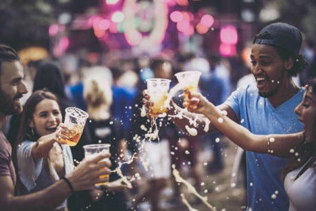 Creșterea de TVA lovește și festivalurile. Cât scot românii din buzunar pentru apă sau bere la UNTOLD