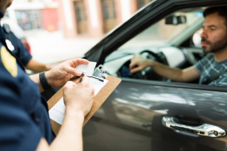 O nouă escrocherie descoperită în trafic: Bărbat reținut după ce a păcălit mai mulți conducători auto
