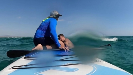 VIDEO Familie de români salvată de la înec în Grecia. Tatăl și cei doi copii ai săi au fost luaţi de curenţii puternici, dar un surfer i-a salvat