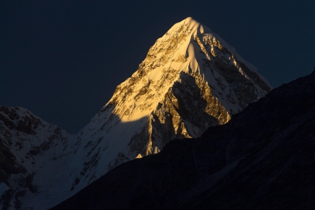 Situația pe vârful Everest a devenit critică și până acum era aproape imposibil de curățat 'cel mai înalt container de gunoi din lume'