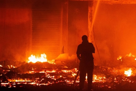 VIDEO Trei persoane au murit după ce manifestanţi au incendiat clădirea parlamentului din provincia Sulawesi de Sud