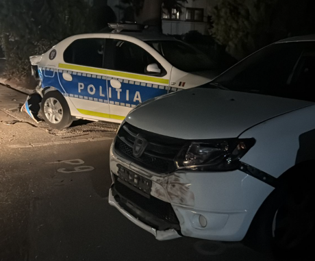 FOTO Un bărbat a intrat rupt de beat cu mașina în sediul IPJ și a făcut prăpăd: A rupt bariera și a lovit tot ce a prins în cale