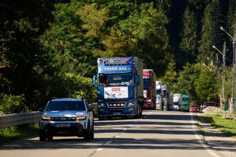 Şapte camioane încărcate cu materiale de construcţie au fost trimise de autorităţile din Maramureş pentru refacerea caselor distruse de inundaţii la Broşteni