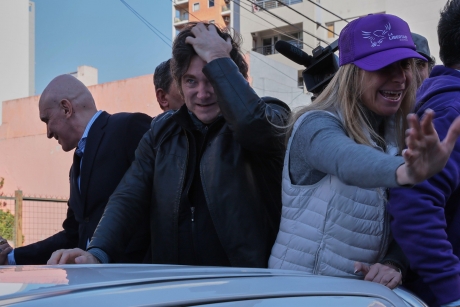 VIDEO Momente șocante în Argentina: Javier Milei a fost atacat cu pietre și sticle, în plină stradă. Președintele, evacuat de urgență