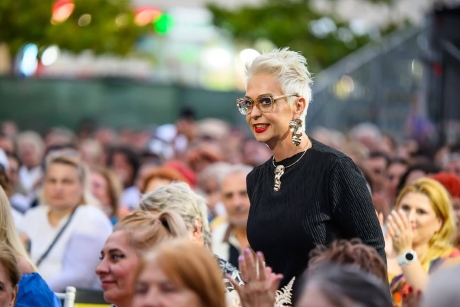 FOTO/VIDEO Monica Anghel, intervenție delicată la ochi după Festivalul Mamaia: Da, m-am operat. Mi-am schimbat cristalinul, de-abia aștept să văd fără ochelari