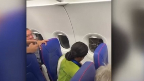 VIDEO Panică în aer: geam spart lipit cu scotch de 2 lei pe un zbor Londra–Bacău - Zbor low-cost, reparații low-budget