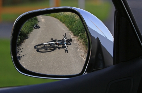Accident pe DN 13A, la Praid: Motociclist rănit după ce un autoturism a intrat pe contrasens